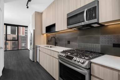 Main picture of 1402 W Randolph St