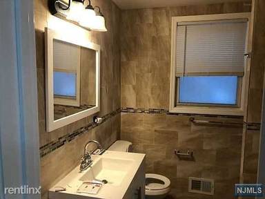 Main picture of 208 N 5th St