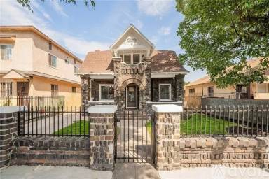 Main picture of 1207 E 55th St