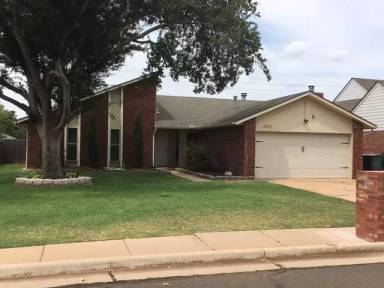 Main picture of 2025 Silvertree Ln
