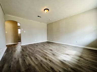 Main picture of 5601 Belaire Dr