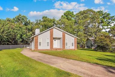 Main picture of 100 Lewiston Ct