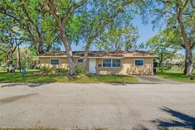 Main picture of 4940 SW 27th Ave