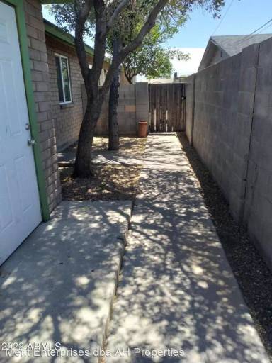 Main picture of 14 W Sunnyslope Ln