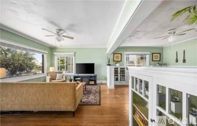Main picture of 218 W 9th St