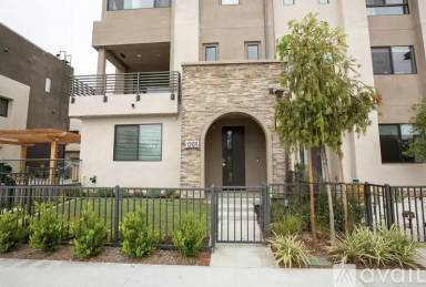 Main picture of 13125 Victory Blvd