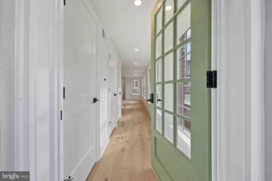 Main picture of 323 S Washington St