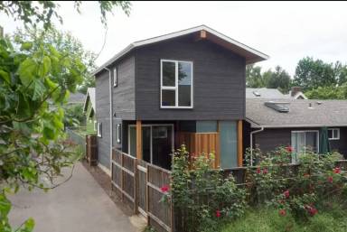 Main picture of 4405 N Commercial Ave