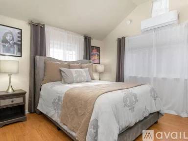 Main picture of 484 E 8th St