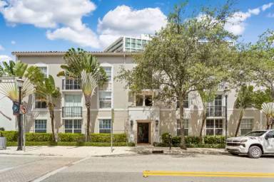 Main picture of 580 S Sapodilla Ave