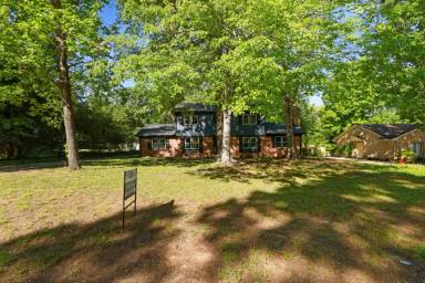 Main picture of 204 N Gurney St
