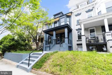 Main picture of 1360 Oak St NW