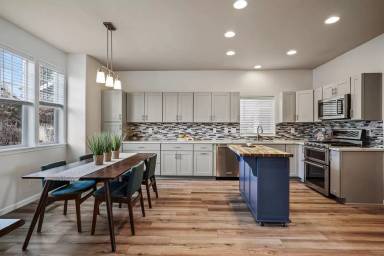 Main picture of 61706 Camellia St