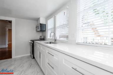 Main picture of 170 E William St