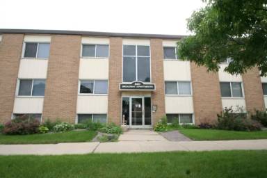 Main picture of 820 Broadway Ave N