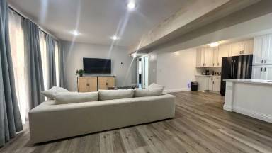 Main picture of 1400 W Edgehill Rd