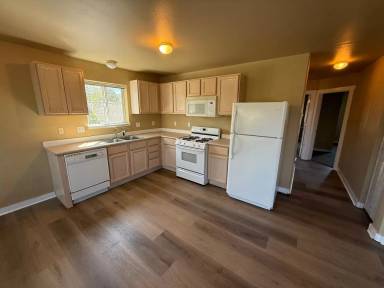 Main picture of 405 NE Seward Ave