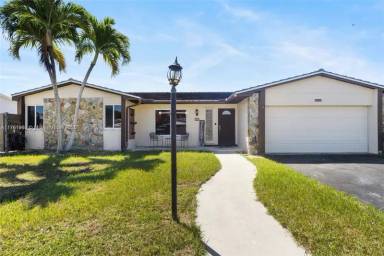 Main picture of 8040 SW 196th Ter