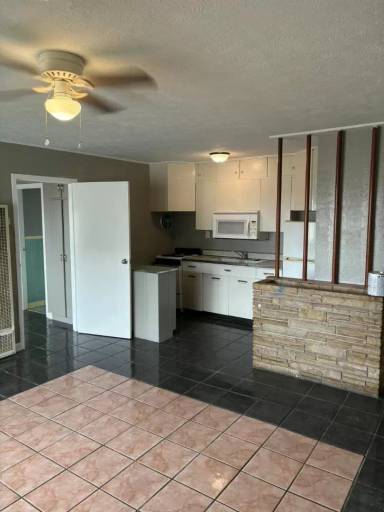 Main picture of 107 E 9th St