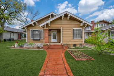 Main picture of 904 W Hickory St