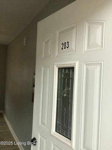 Main picture of 952 S Floyd St