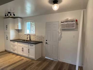 Main picture of 488 W Wilson St
