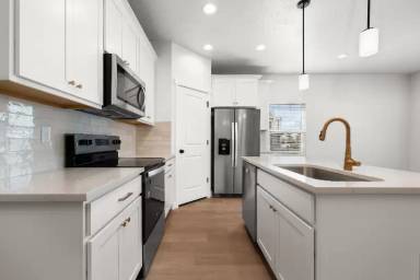 Main picture of 953 W 40 N