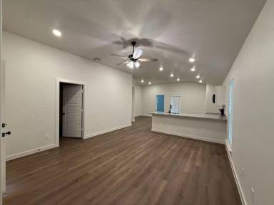 Main picture of 1305 N Chicago Ave
