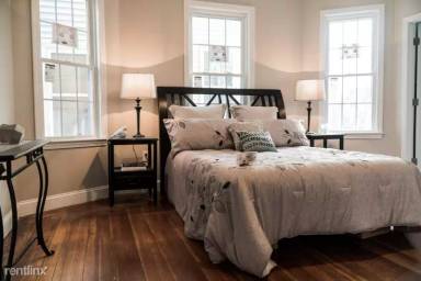 Main picture of 40 Wayland St