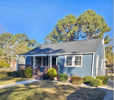 Main picture of 610 Lynwood Ave NE