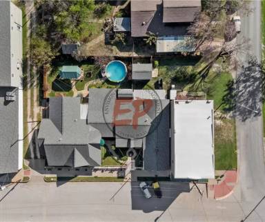 Main picture of 104 E Center St