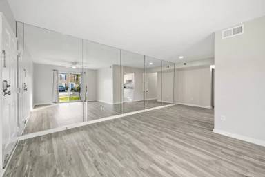 Main picture of 1006 Barclay Sq