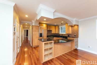 Main picture of 837 W Roscoe St