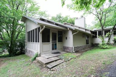 Main picture of 212 E Cleburn St
