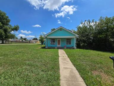 Main picture of 1629 N Louisa Ave