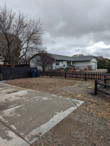 Main picture of 5601 N Robert Rd
