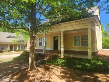 Main picture of 100 Davis St