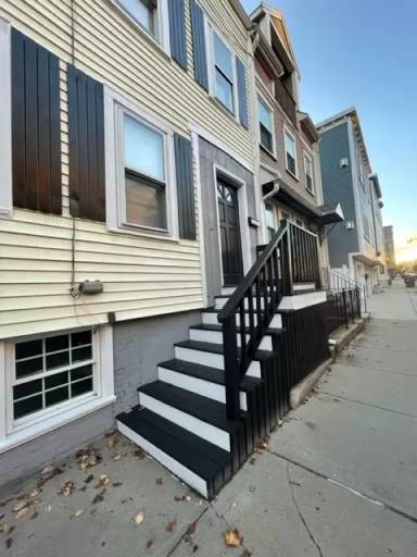 Main picture of 217 W 2nd St