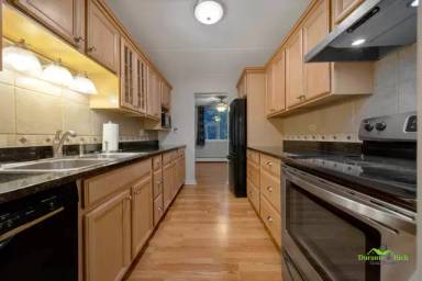 Main picture of 225 S. Rohlwing