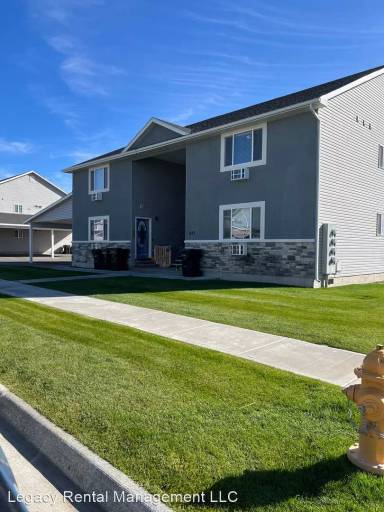 Main picture of 647 Caribou St