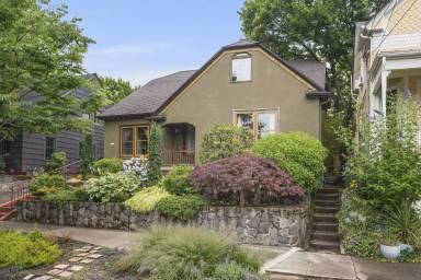 Main picture of 2713 SE Main St