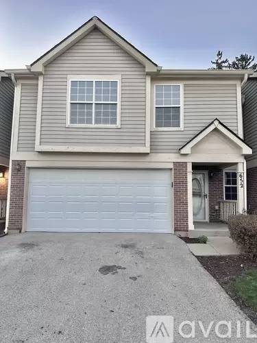 Main picture of 652 E Whispering Oaks Ct
