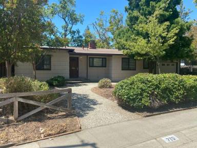 Main picture of 725 N Campus Way