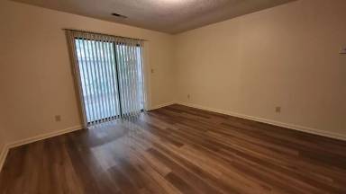 Main picture of 2380 Oak St