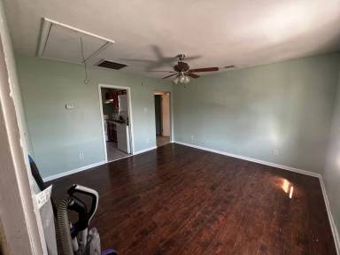 Main picture of 2401 S Roman St