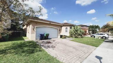 Main picture of 20760 NE 8th Path