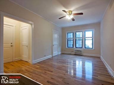 Main picture of 744 W Addison St