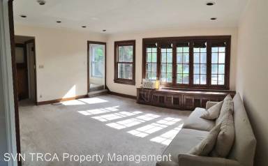 Main picture of 925 1/2 Saint James St