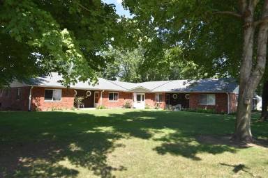 Main picture of 370 E Silver St