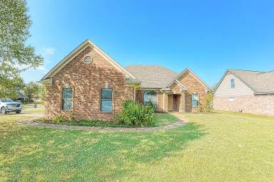 Main picture of 135 Clear Springs Dr